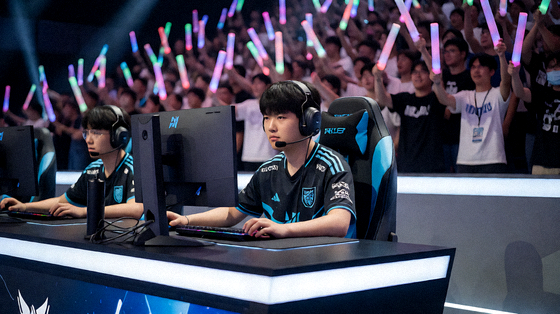 电竞比赛现场，选手在舞台中央激烈对战，台下观众挥舞荧光棒为战队加油助威
