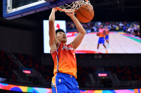 NBA比赛中球员空中扣篮的精彩瞬间