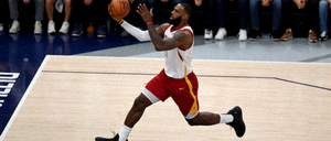 NBA篮球比赛詹姆斯突破上篮精彩画面